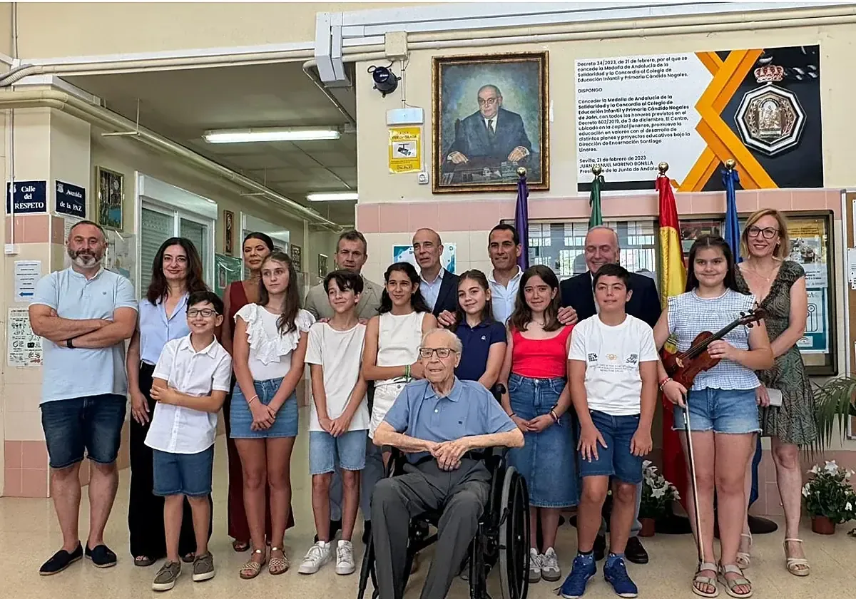 Un retrato y placa conmemorativa resaltan su legado educativo en el CEIP que lleva su nombre.