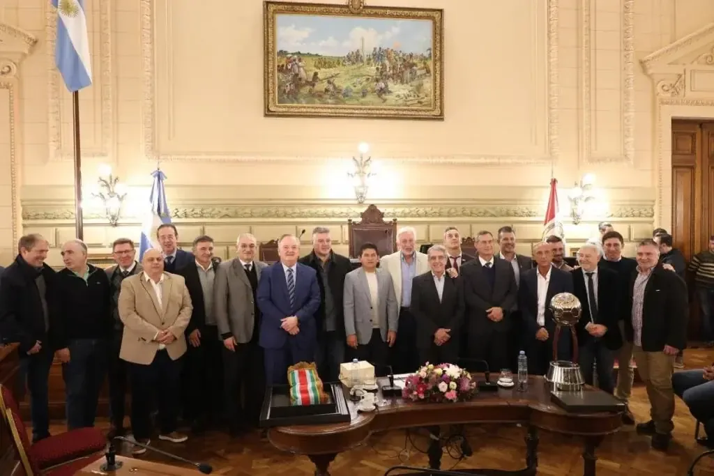 El Senado de Santa Fe reconoce la trayectoria y valores del futbolista argentino.