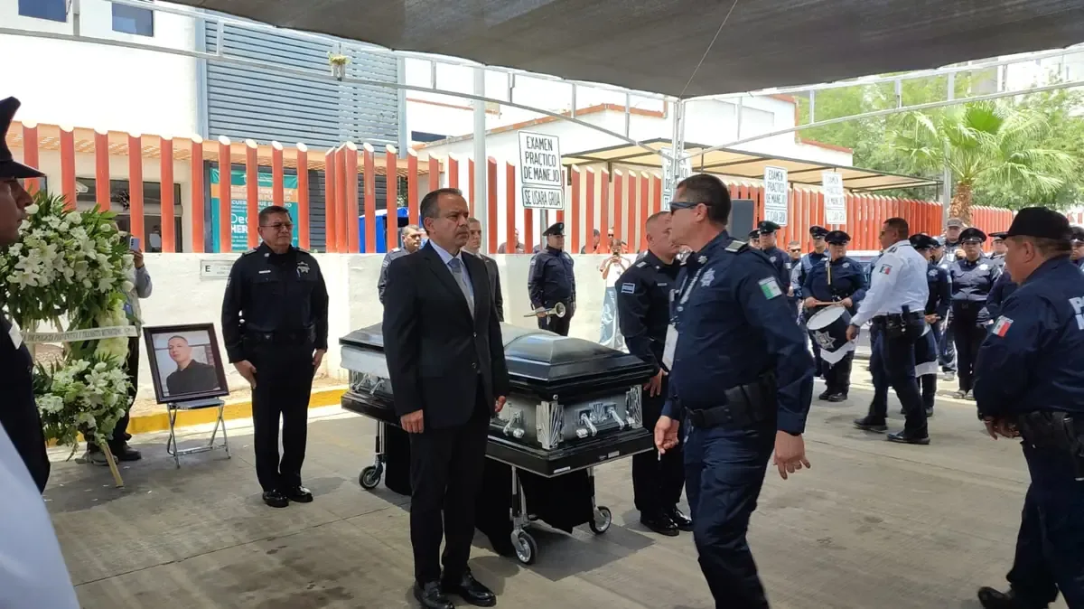 Autoridades rinden tributo al oficial Luis Fernando Molina Avilés por su valentía y compromiso en el servicio.