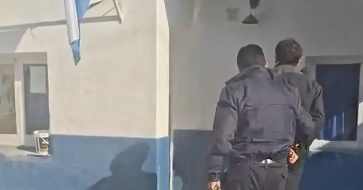 Un ataque armado y un incendio intencional conducen a la muerte de un hombre en Cinco Saltos y generan conmoción en la comunidad.