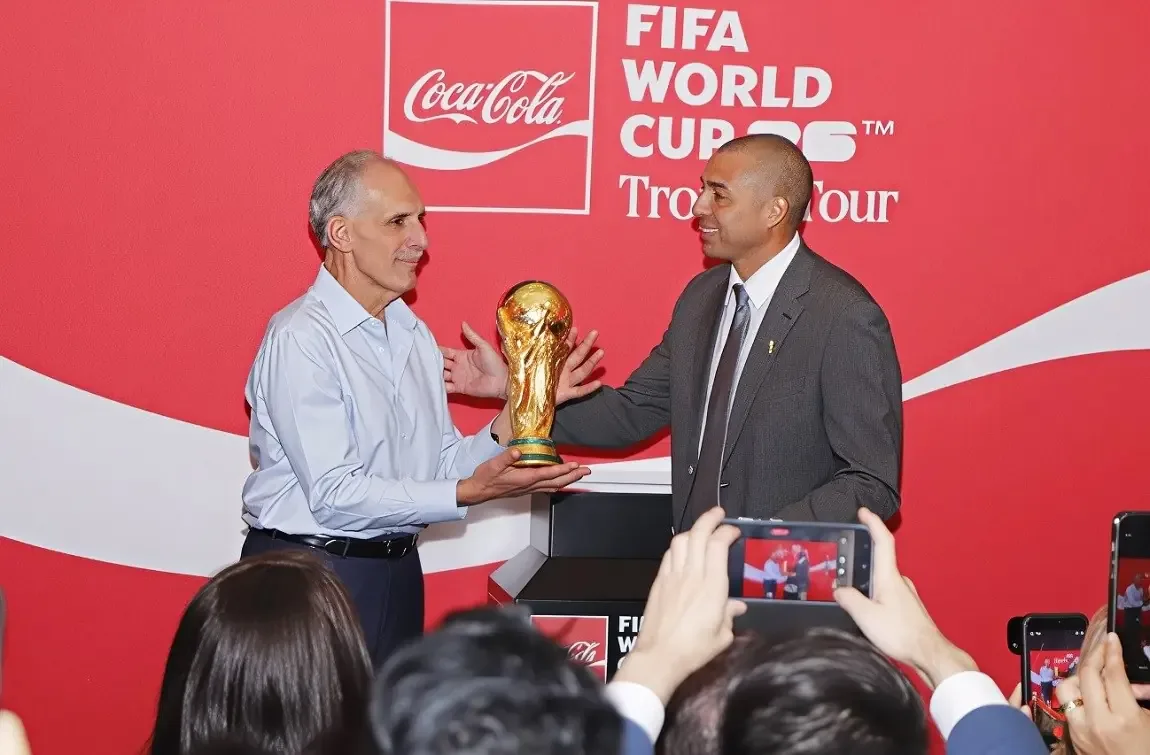 Honduras celebra la llegada del icónico trofeo que conmemora la grandeza del fútbol mundial.