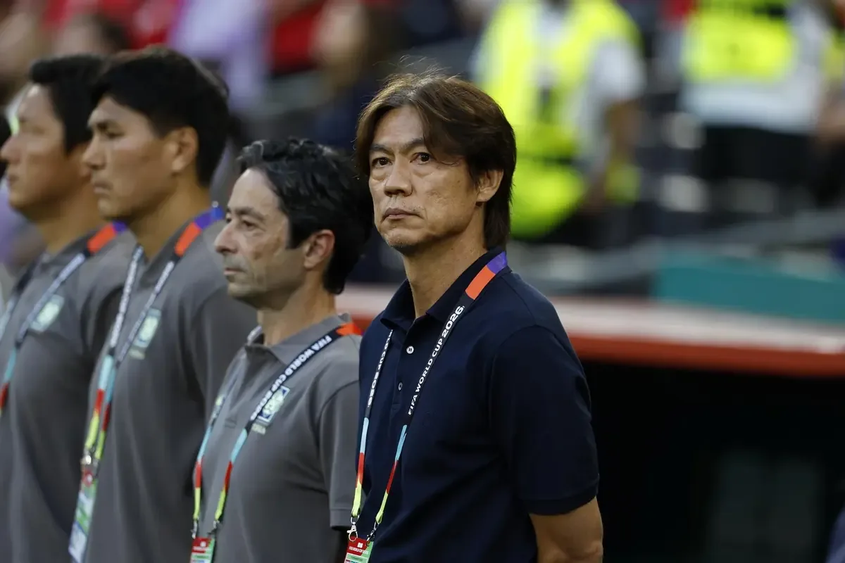 La dimisión ocurre tras la eliminación del equipo en la fase de grupos del Mundial 2026, lo que genera especulaciones sobre su futuro.