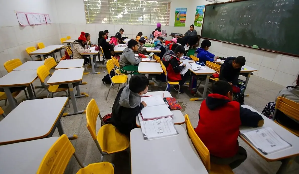 Las escuelas ajustan horarios para proteger la salud de los estudiantes.