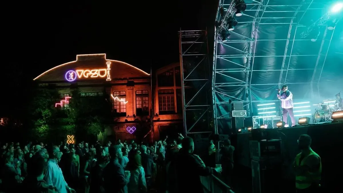 La séptima edición del VESU reveló los horarios de los conciertos, destacando grandes artistas como "Depresión Sonora" y "La sonrisa de Julia".
