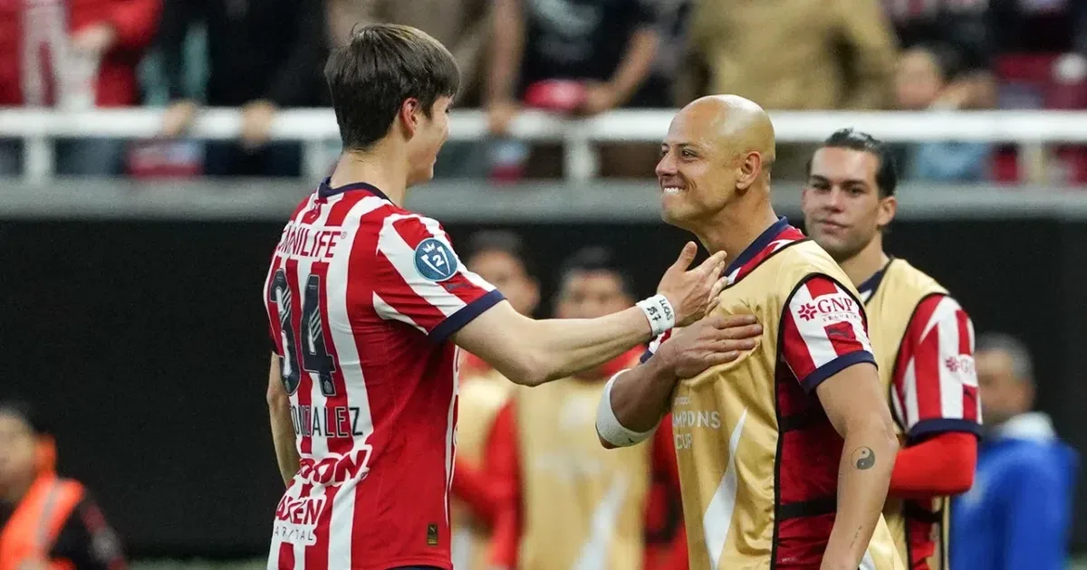 Hormiga González reconoce la influencia de Chicharito en su evolución futbolística.