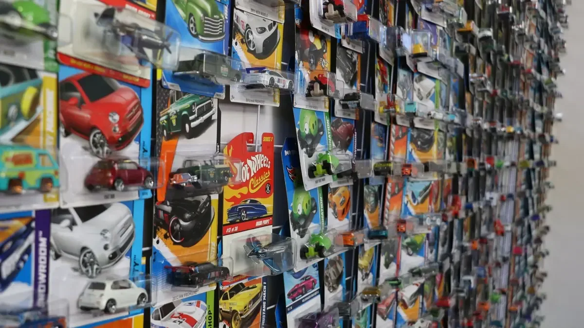 La entrega de Hot Wheels busca conectar con la nostalgia infantil de los hombres.