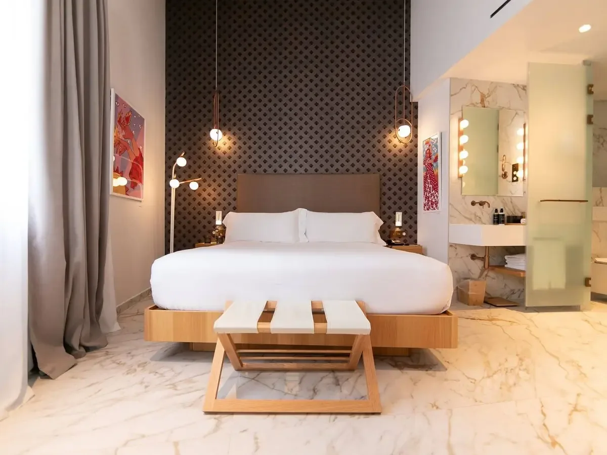 Oportunidad única para hospedarse en un hotel cinco estrellas en el centro de Madrid.