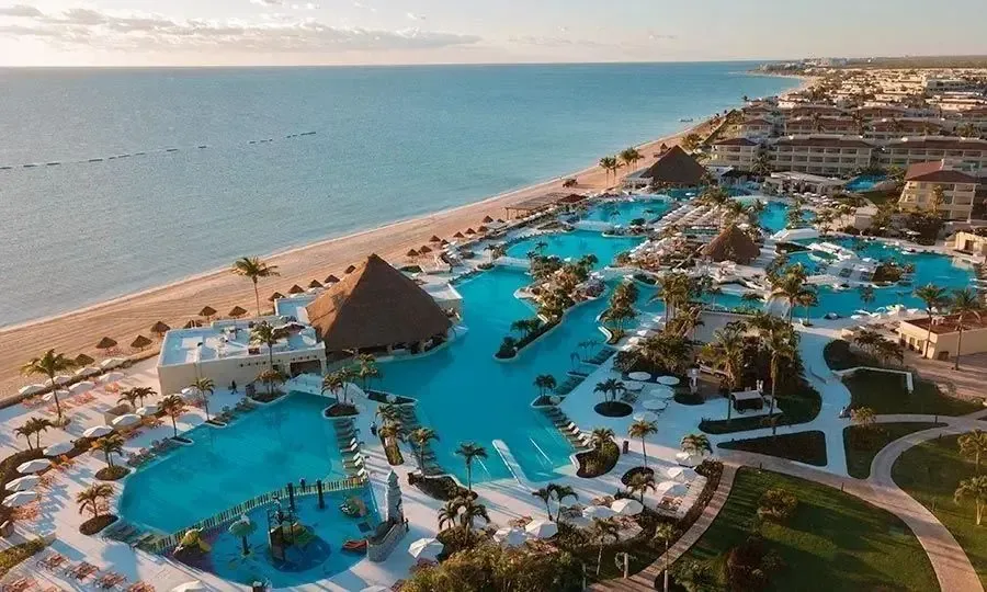Hotel Fairmont en Cancún se adapta para el Mundial de Fútbol.