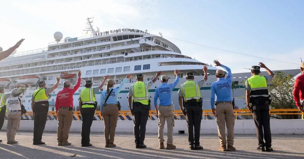 Hoteleros y visitantes disfrutan de la reactivación turística en Acapulco.