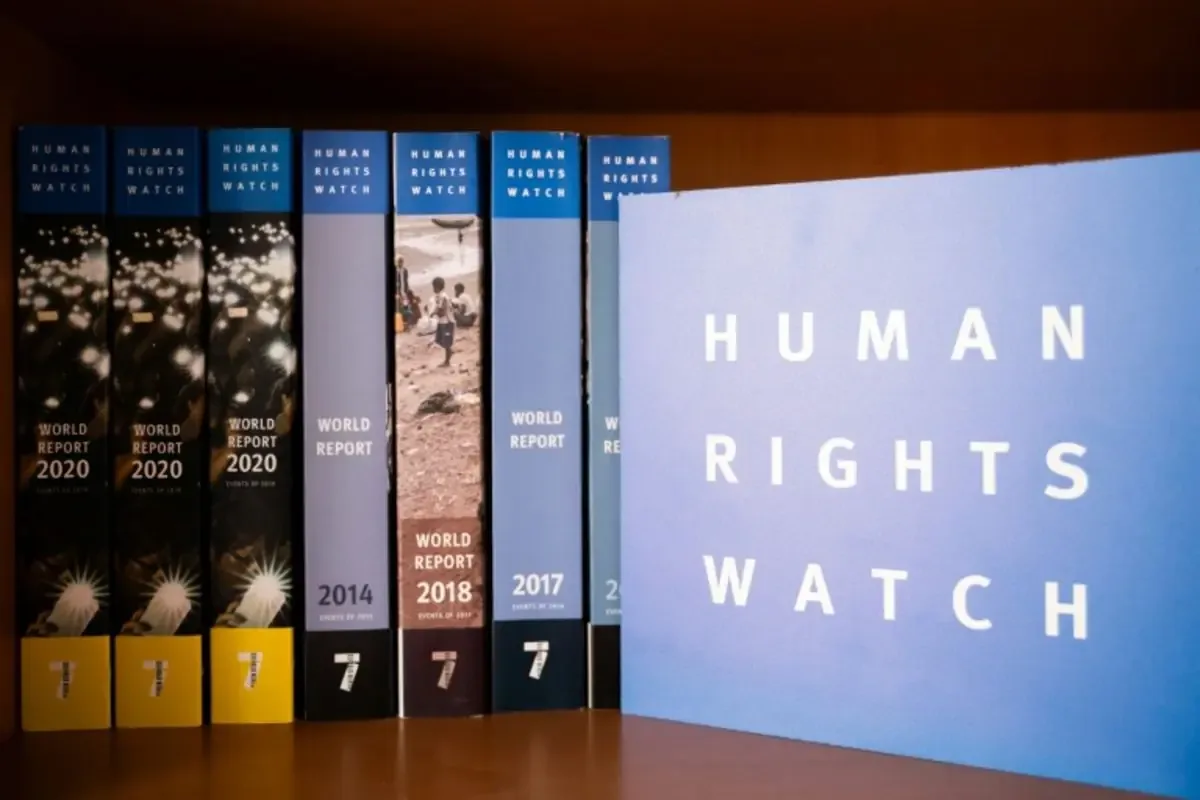 Human Rights Watch critica la deportación de migrantes como un mecanismo inhumano de disuasión.