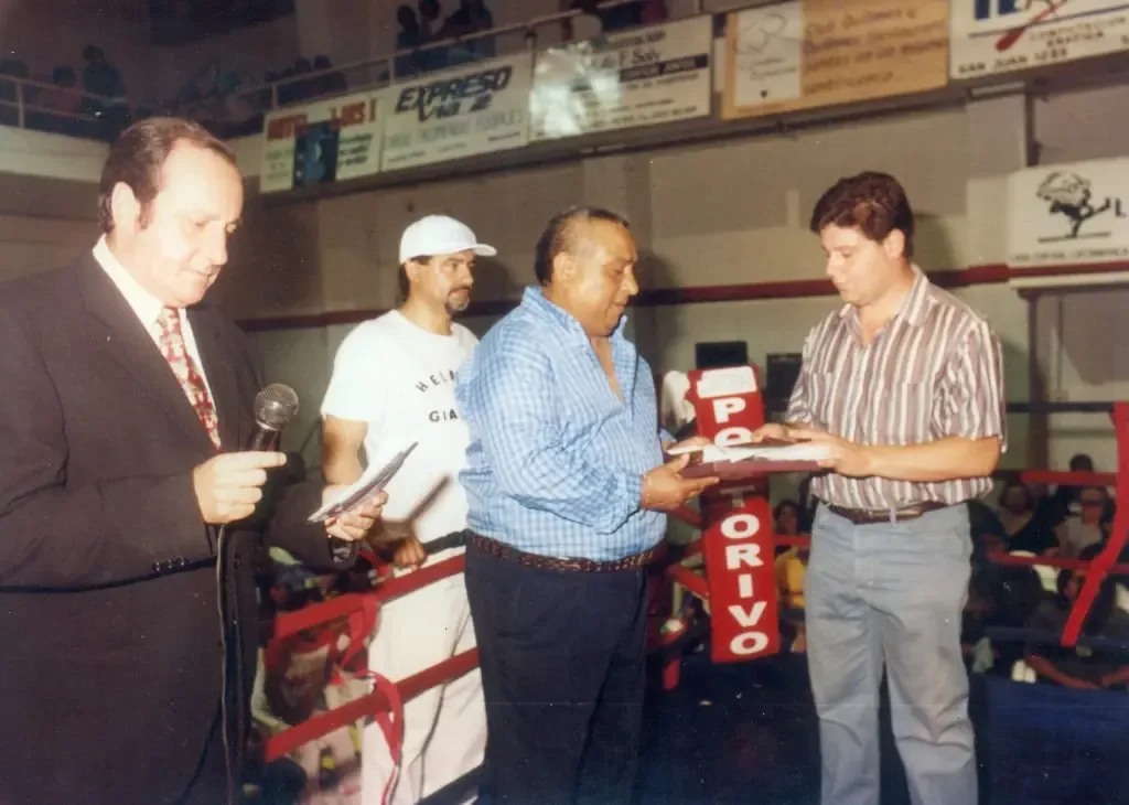 A sus más de setenta años, Huber Calderón sigue dedicado al boxeo y comparte su vasta experiencia con nuevas generaciones.