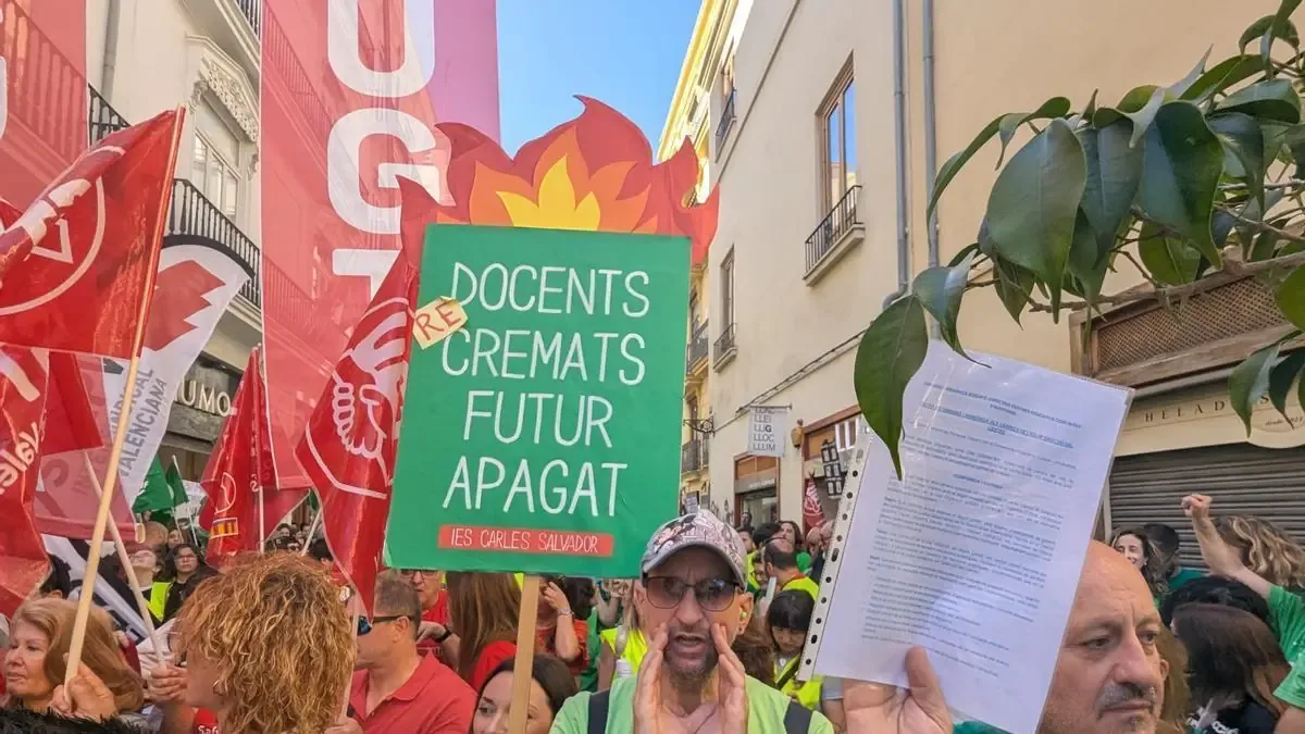 La protesta busca mejorar las condiciones educativas en una comunidad donde persisten problemas a largo plazo.