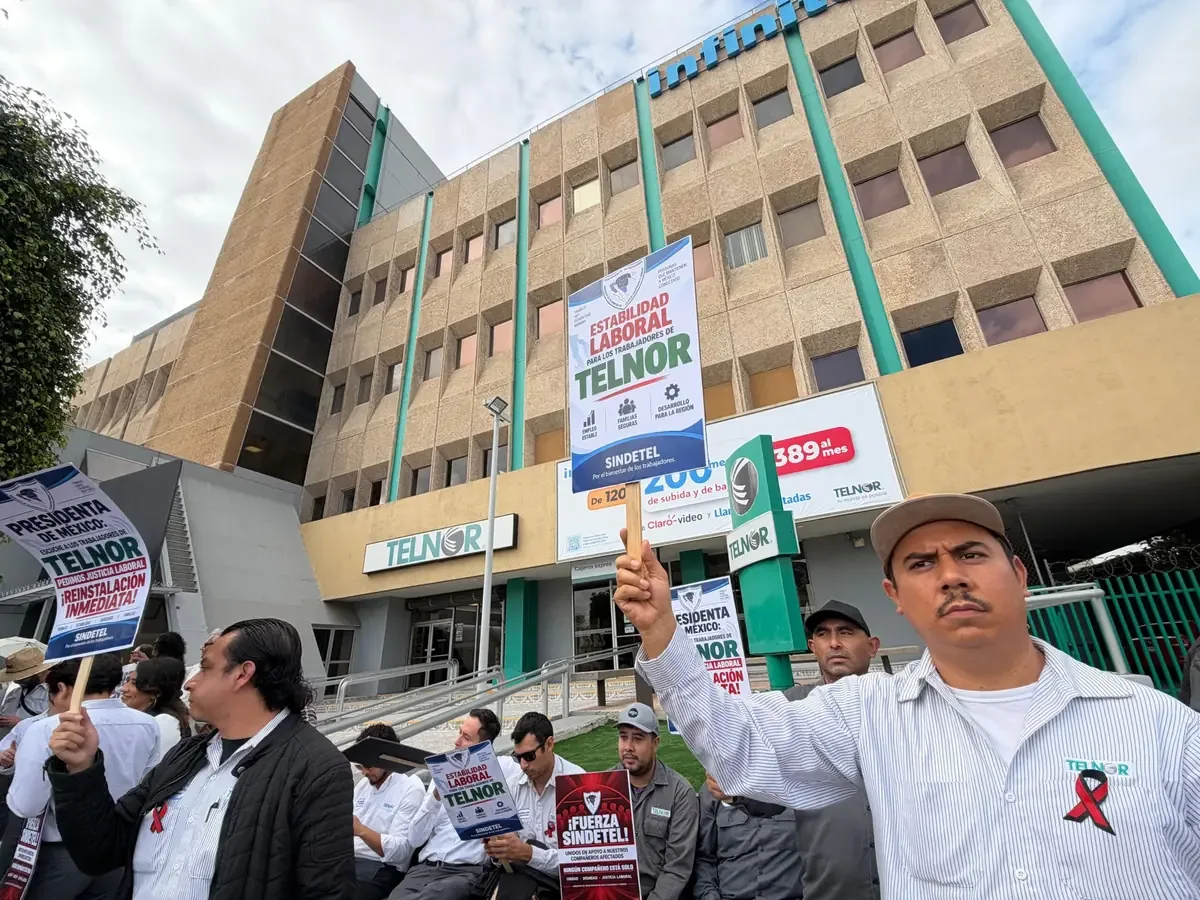 Los trabajadores exigen la reinstalación de 184 empleados despedidos sin negociación previa.