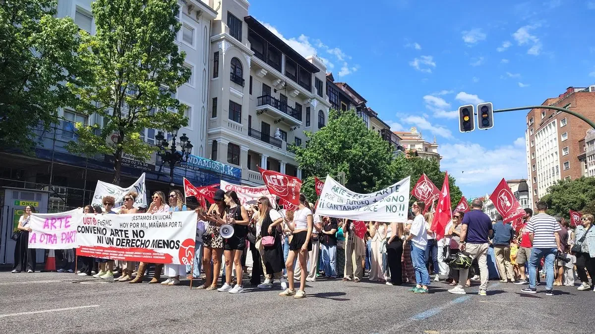 Trabajadores protestan por mejores condiciones laborales y protección del convenio regional en el sector textil.