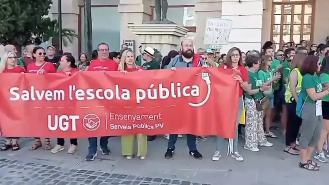 La concentración en la plaza Major busca visibilizar la crisis educativa en la Safor y sus demandas a las autoridades.