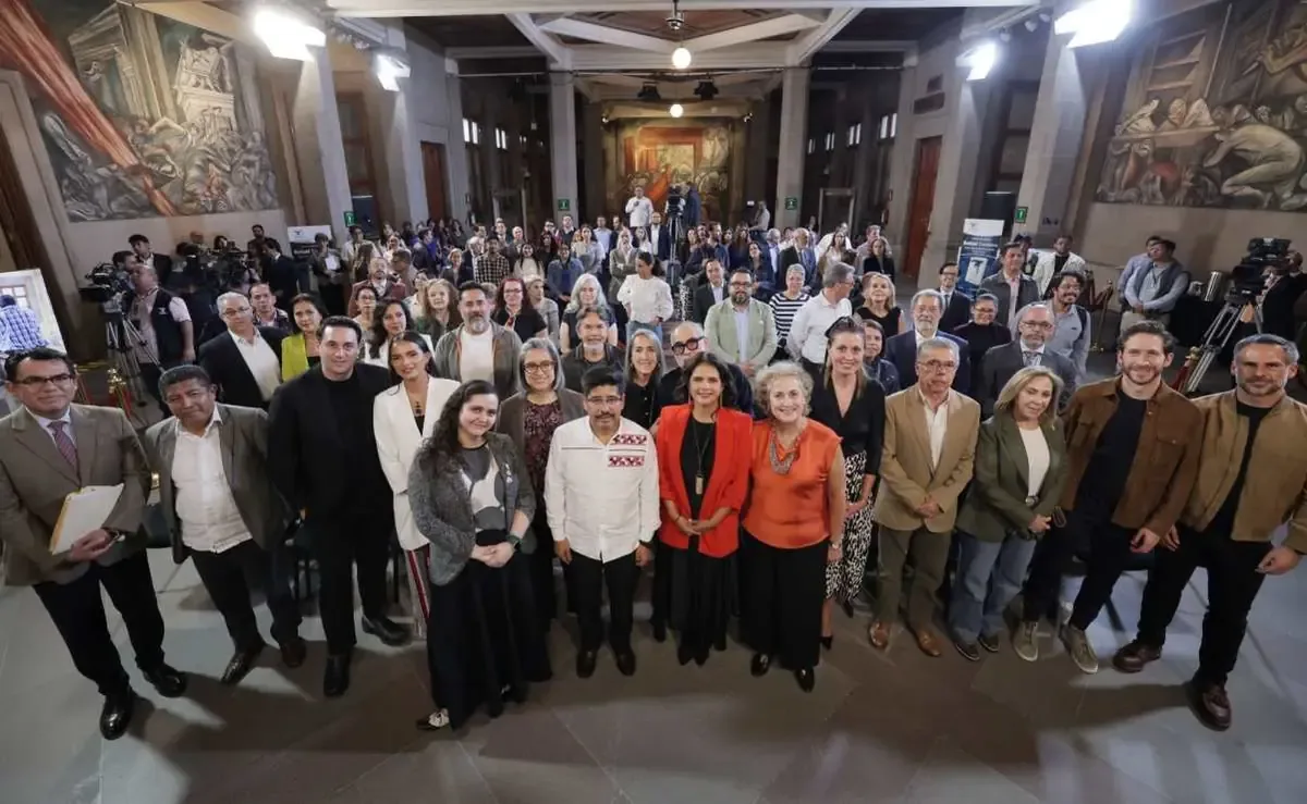 El presidente de la SCJN destaca la importancia de la justicia para la sociedad en la presentación de un libro.