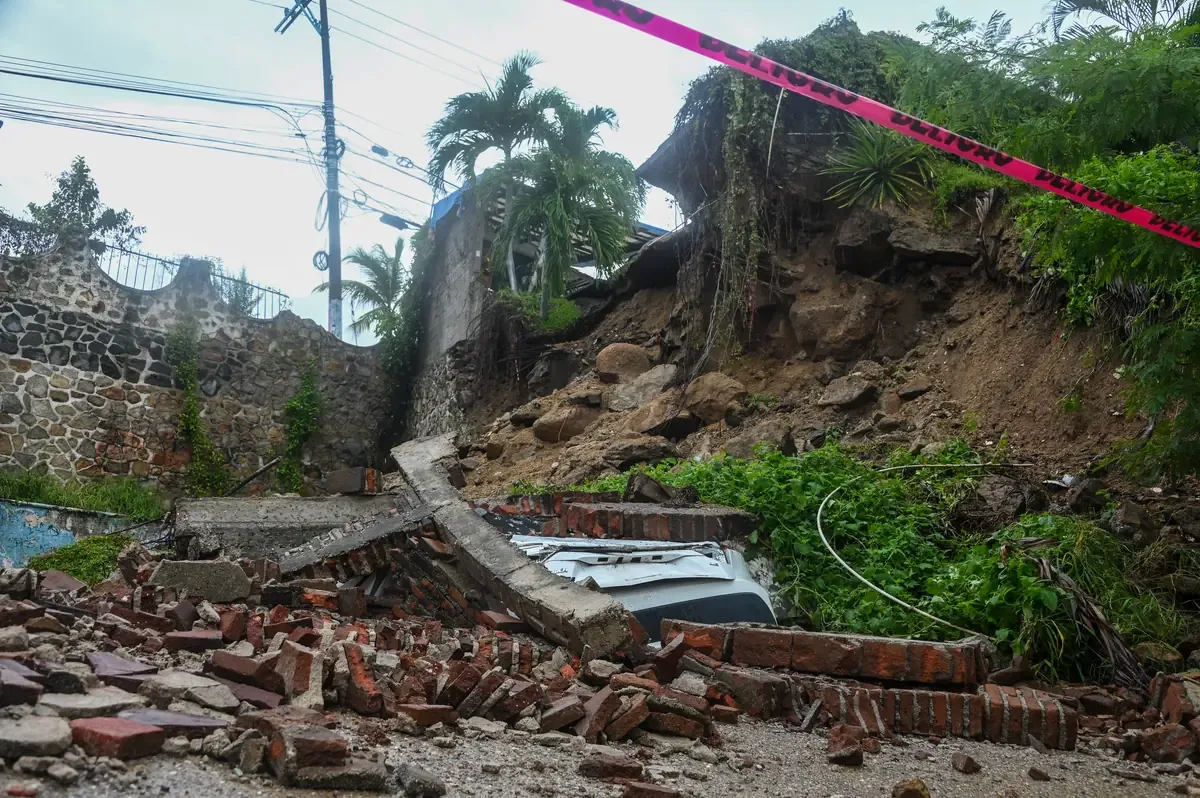 Las autoridades trabajan en rescate y apoyo a damnificados por inundaciones y deslaves.