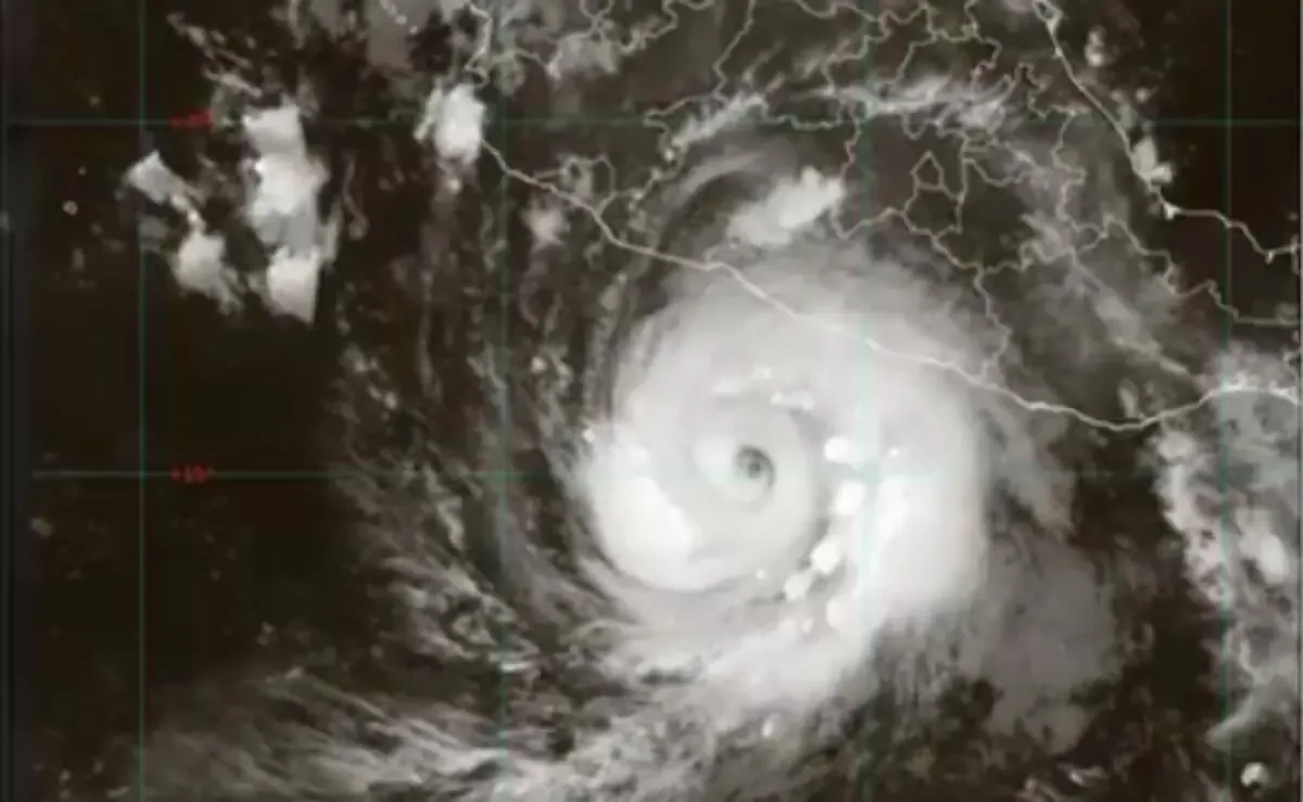 El fenómeno meteorológico afecta la costa del Pacífico mexicano, provocando lluvias y posibles deslizamientos.