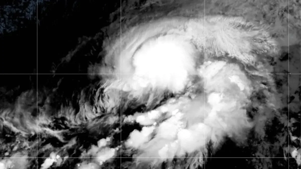 El huracán Polo mantiene su categoría 5 y amenaza con inundaciones en varias regiones costeras.
