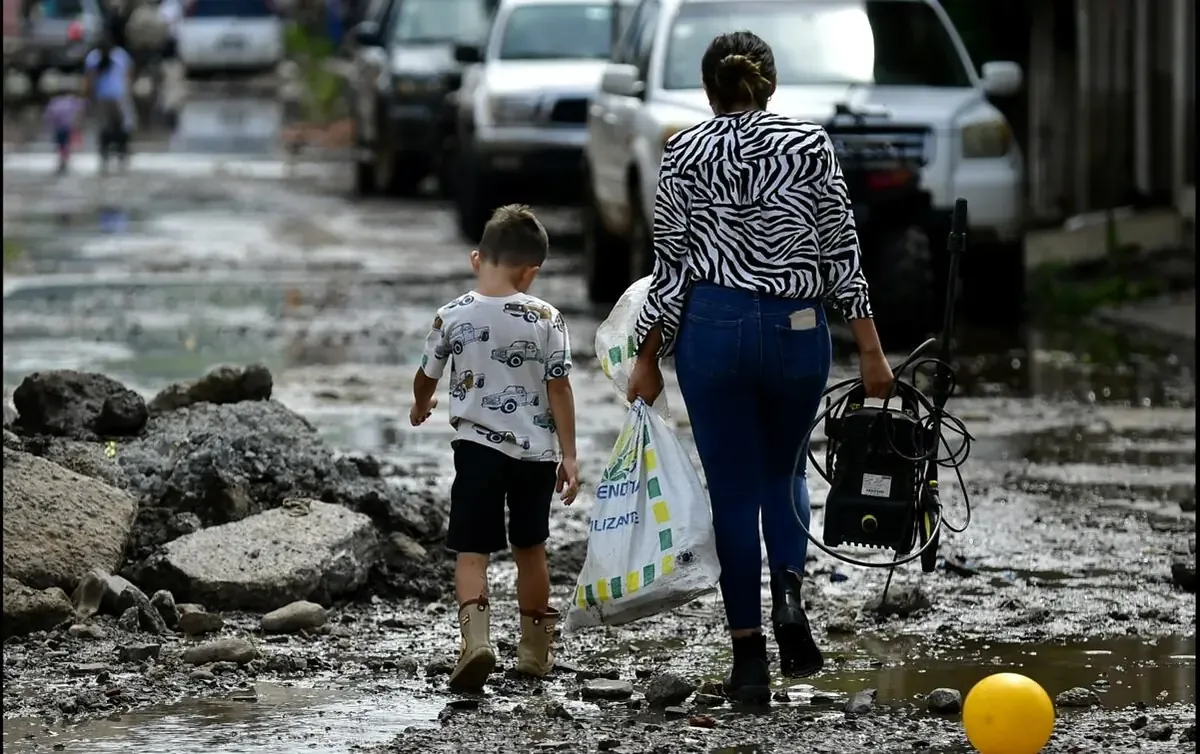 El paso del huracán Polo dejó afectaciones severas en la costa jalisiense, con múltiples rescates y daños a infraestructura.