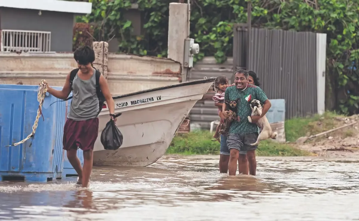 El huracán Polo, categoría 3, impacta con fuerza en comunidades costeras y provoca inundaciones en la región.