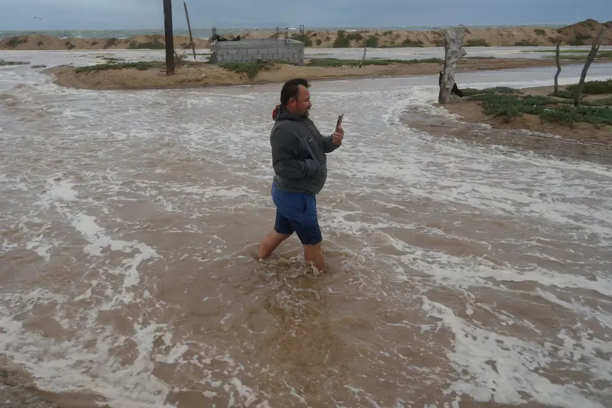 El huracán Polo ha llevado a la evacuación de zonas vulnerables en Guaymas debido a fuertes lluvias.