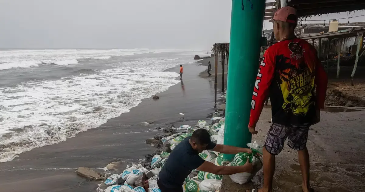 El huracán Polo provocará lluvias intensas y oleaje alto en varias entidades del país.