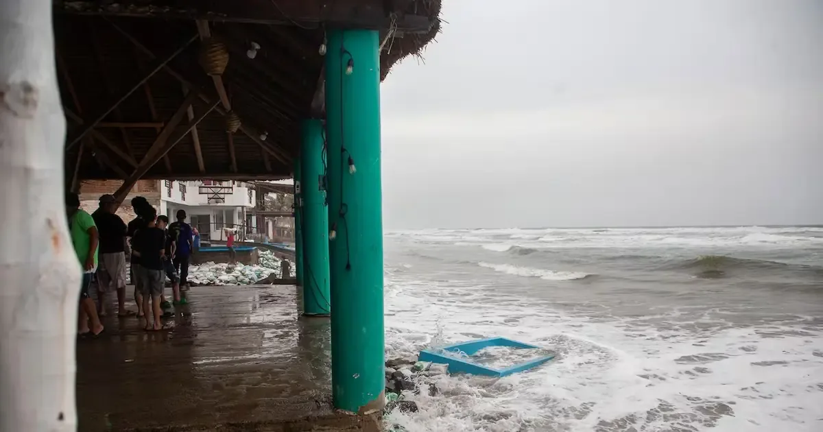 El huracán Polo, de categoría 2, causa alarma en Baja California Sur y afecta varios municipios.