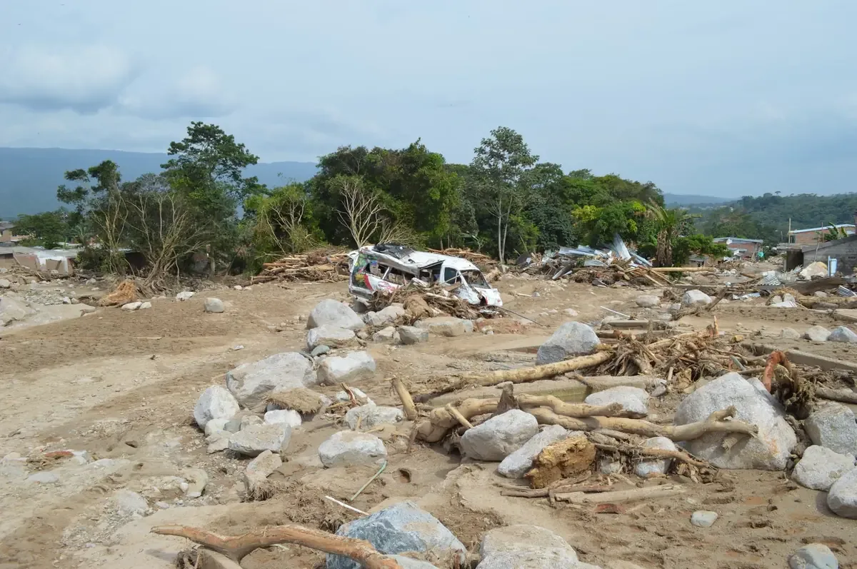 El avance del huracán Polo trae lluvias torrenciales y riesgo de desastres en la costa noroeste de México.