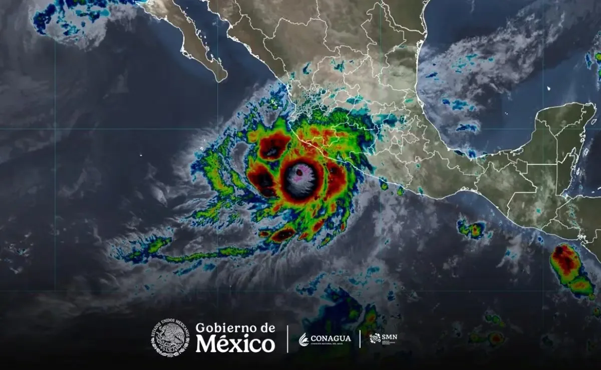 La proximidad de los fenómenos meteorológicos genera alerta en Michoacán, Colima, Jalisco y Nayarit.