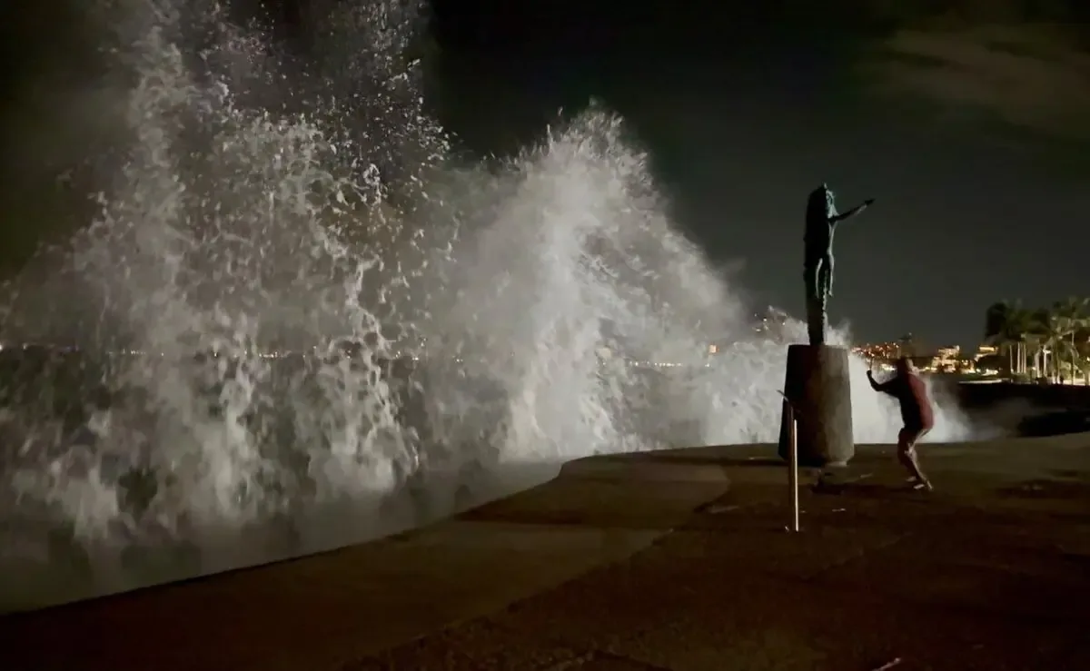 El huracán Simón provoca un despliegue de autoridades en Puerto Vallarta mientras se advierte a la población que se resguarde.