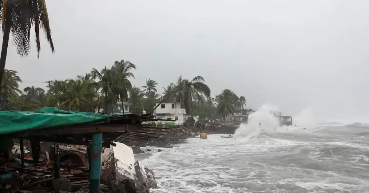 Las autoridades han activado alertas por el inminente impacto del huracán en la costa sinaloense.
