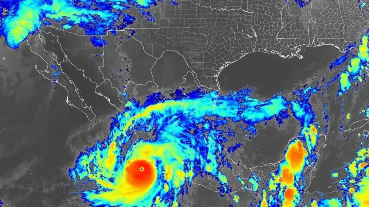 Dos fenómenos meteorológicos amenazan con fuertes lluvias y olas en el Pacífico mexicano.