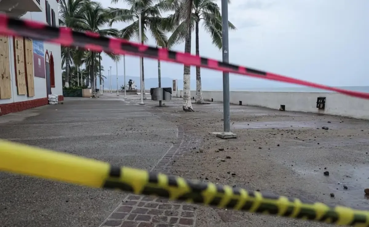 La llegada del huracán Simon convierte a Puerto Vallarta en un pueblo fantasma, mientras se intensifican las medidas de seguridad.