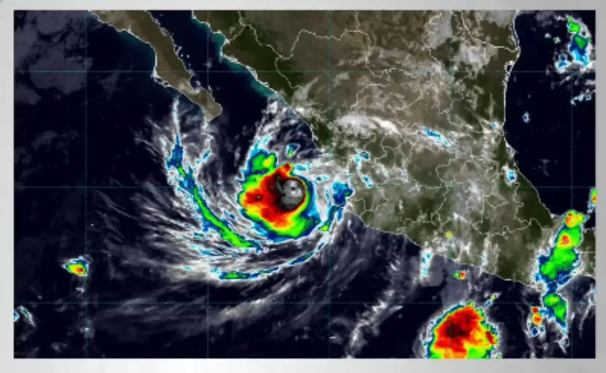El huracán Simon afecta a cuatro estados mexicanos con lluvias y vientos peligrosos, mientras se espera un alto oleaje en la región.