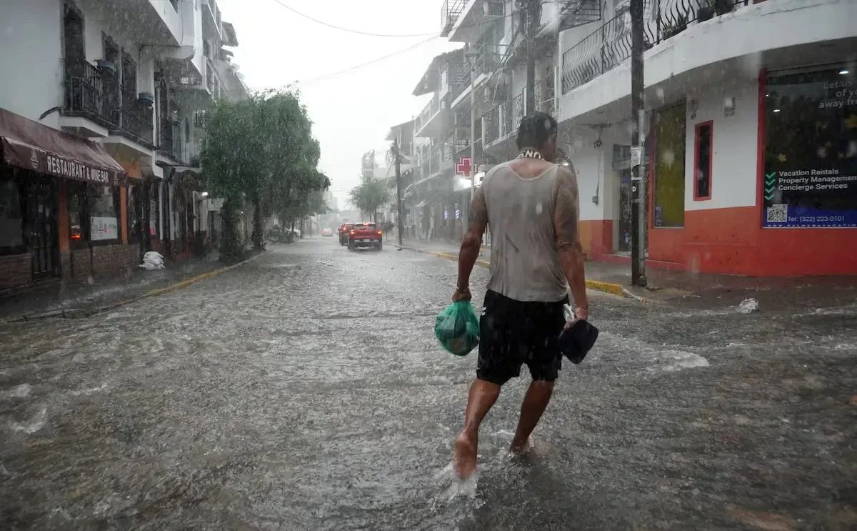 El huracán Trudy podría intensificarse y causar lluvias torrenciales en Guerrero y Oaxaca.