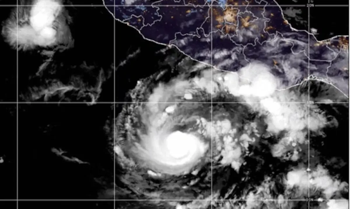 Se emiten alertas en la costa mexicana ante el avance del huracán Trudy.