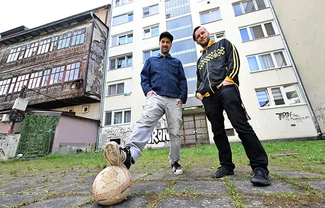 La banda DubiozaKolektiv lanza una nueva versión que ha cautivado al público mundial.