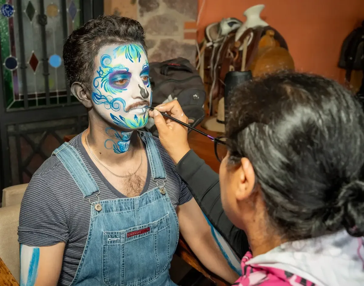 El reconocido periodista español habla sobre el paso del tiempo y su conexión con la música y su esposa.