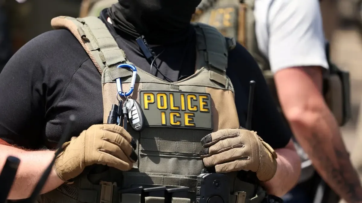Un hombre venezolano fue herido por un agente de ICE y entregado a la custodia federal en medio de protestas.