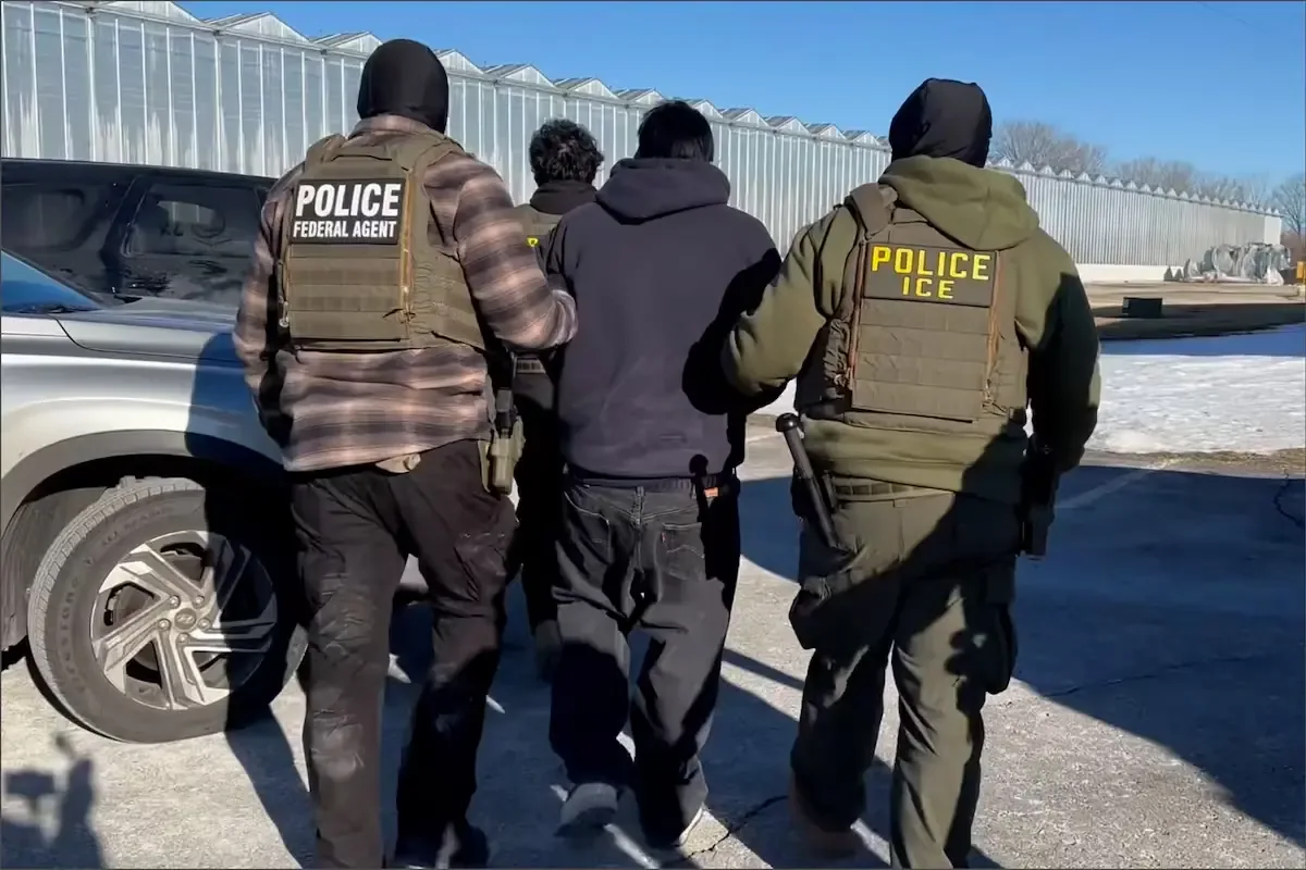 La nueva meta del ICE incluye acciones en tribunales y aeropuertos para aumentar las detenciones.