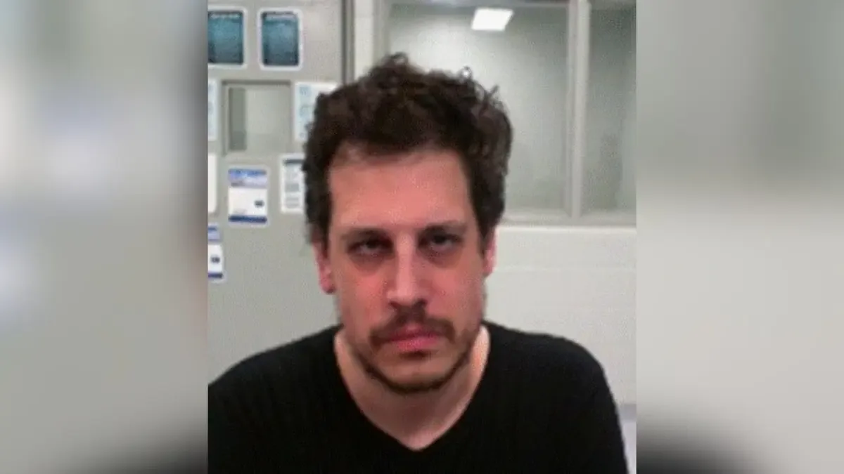 La detención resalta el cambio en la postura política de Yiannopoulos tras apoyar políticas restrictivas de inmigración.
