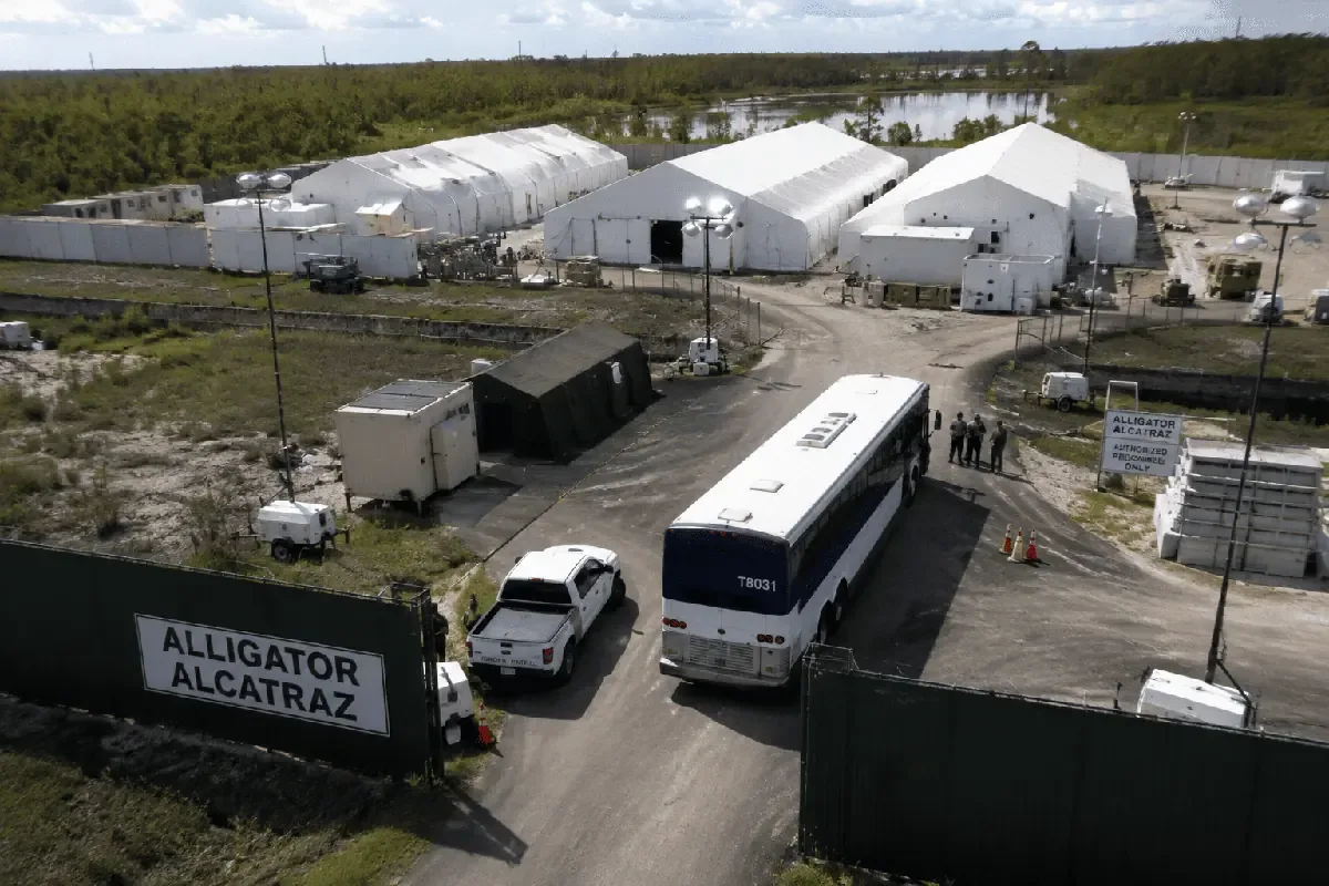 La mudanza se da en medio de alertas por posibles tormentas tropicales en Florida.