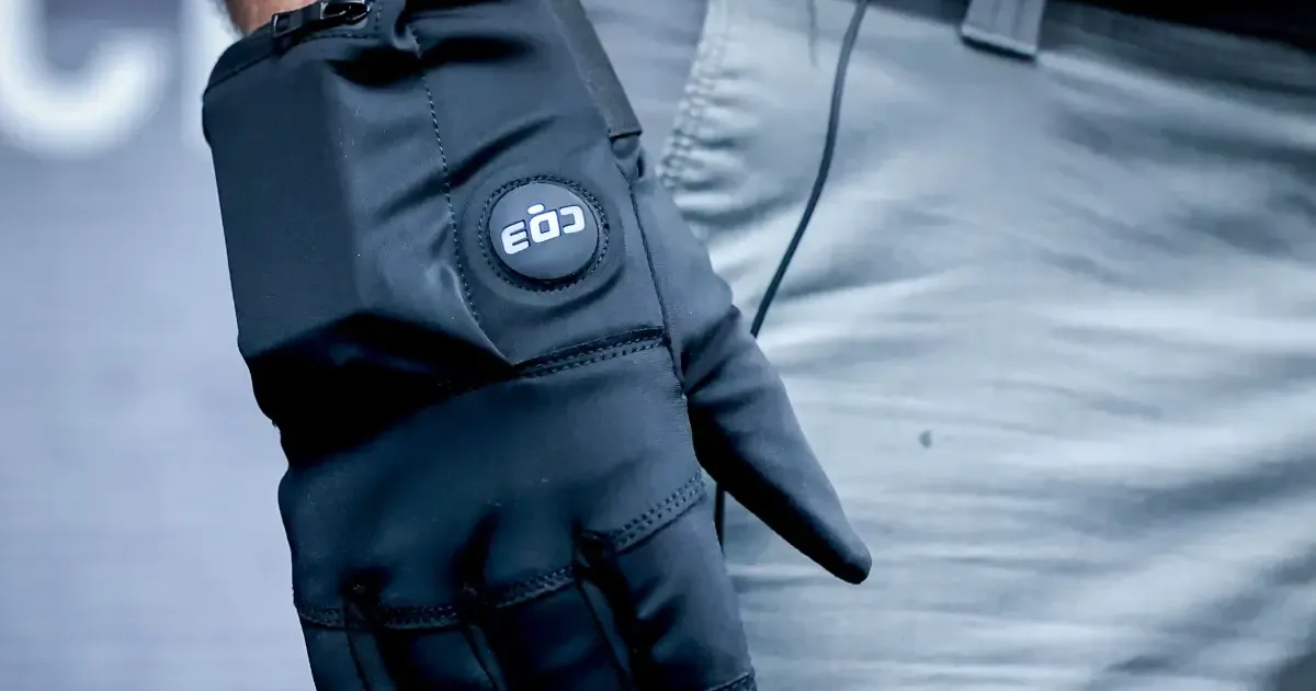 Los guantes eléctricos son criticados por potencial uso indebido en detenciones.