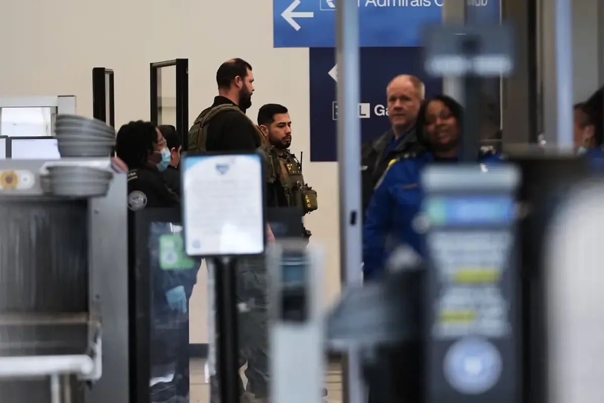 Las recientes detenciones por parte de ICE generan incertidumbre en viajeros con procesos migratorios.