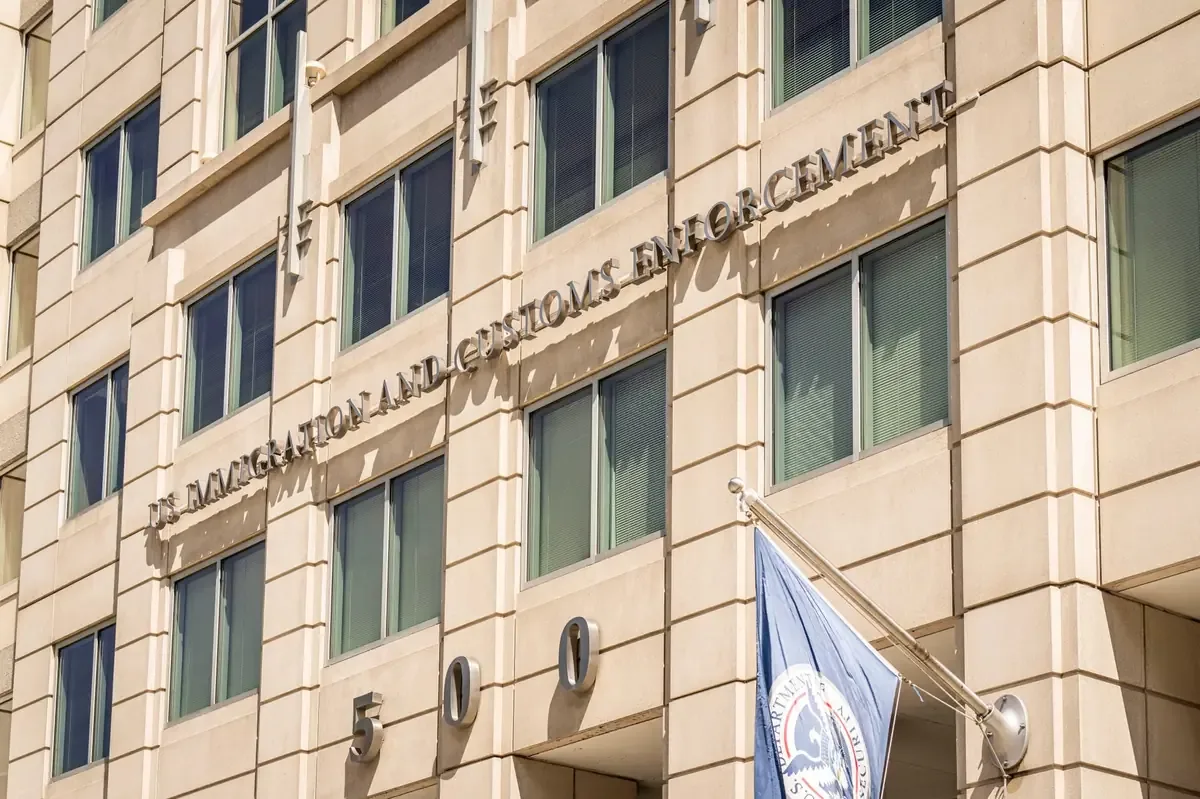 Los cambios buscan limitar prácticas controvertidas en los operativos migratorios de Estados Unidos.