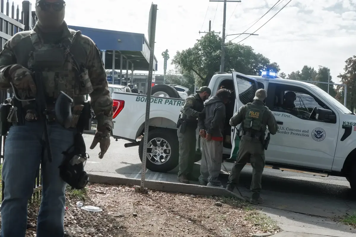 La nueva medida busca aumentar el costo de retener a migrantes en EE. UU.