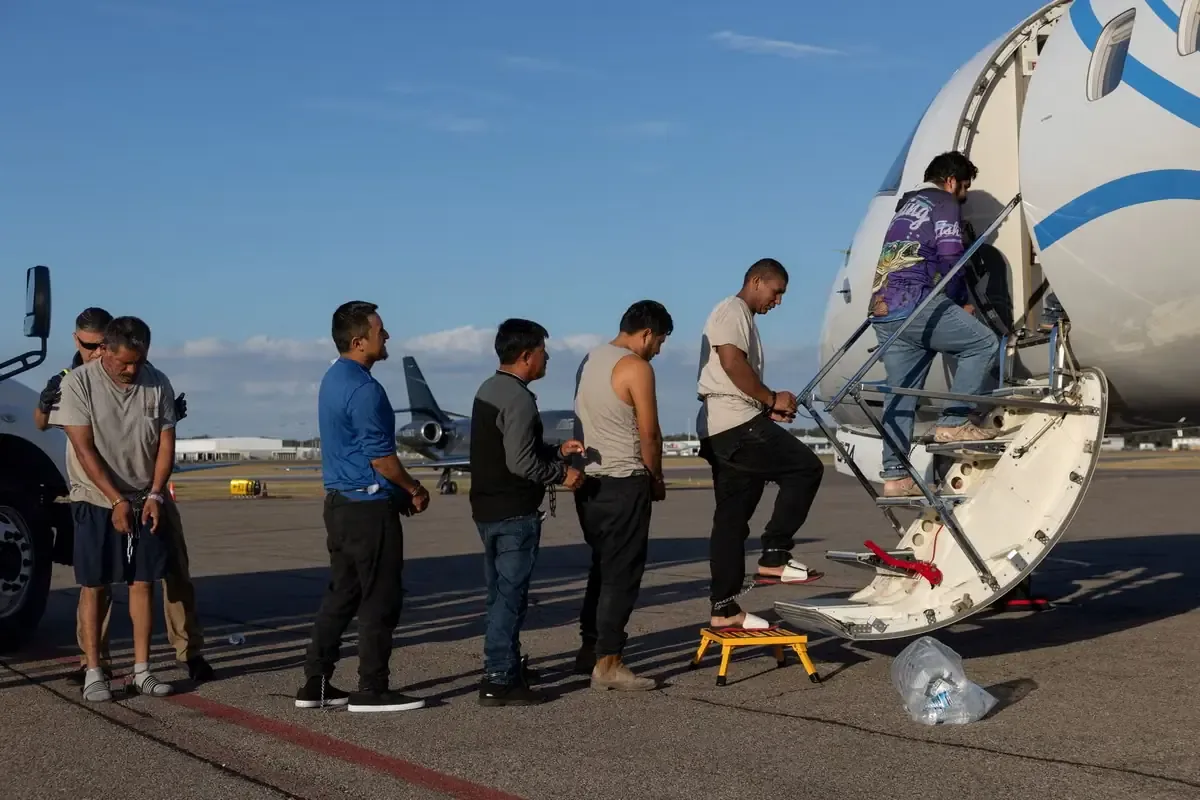La agencia deportó a inmigrantes con sujeciones físicas en uno de los vuelos más largos documentados.