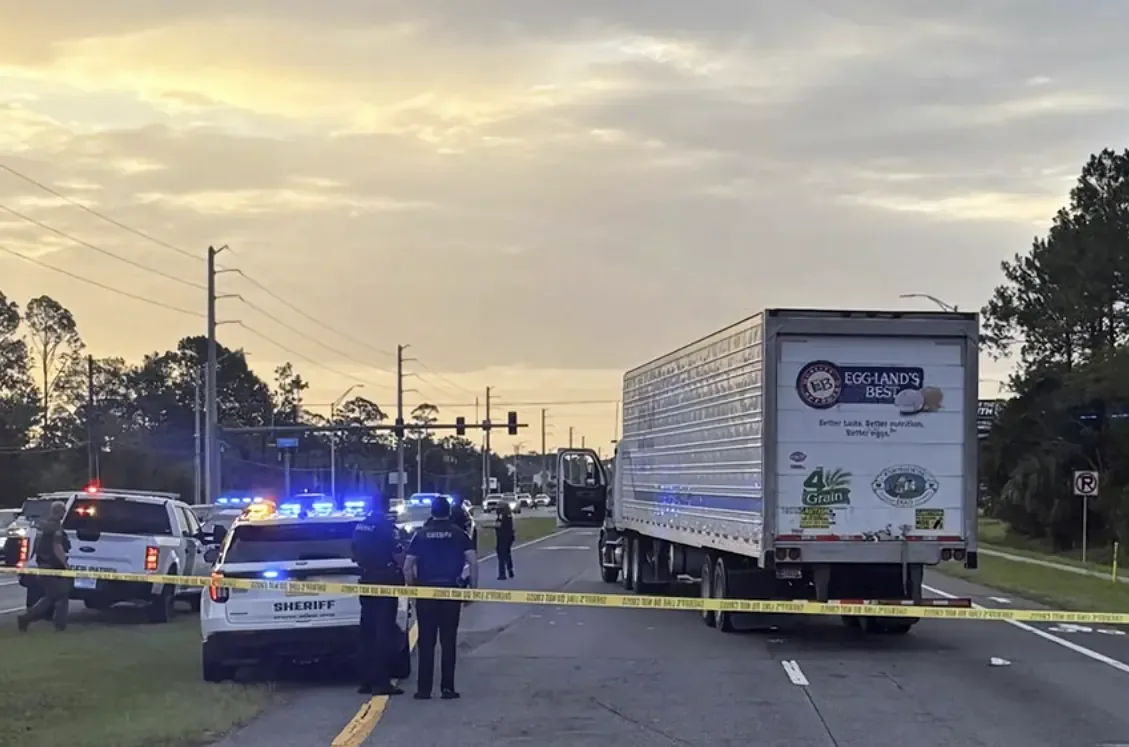 Un hombre mexicano fallece durante un operativo migratorio, lo que lleva a la suspensión temporal de detalladas detenciones por parte del ICE.