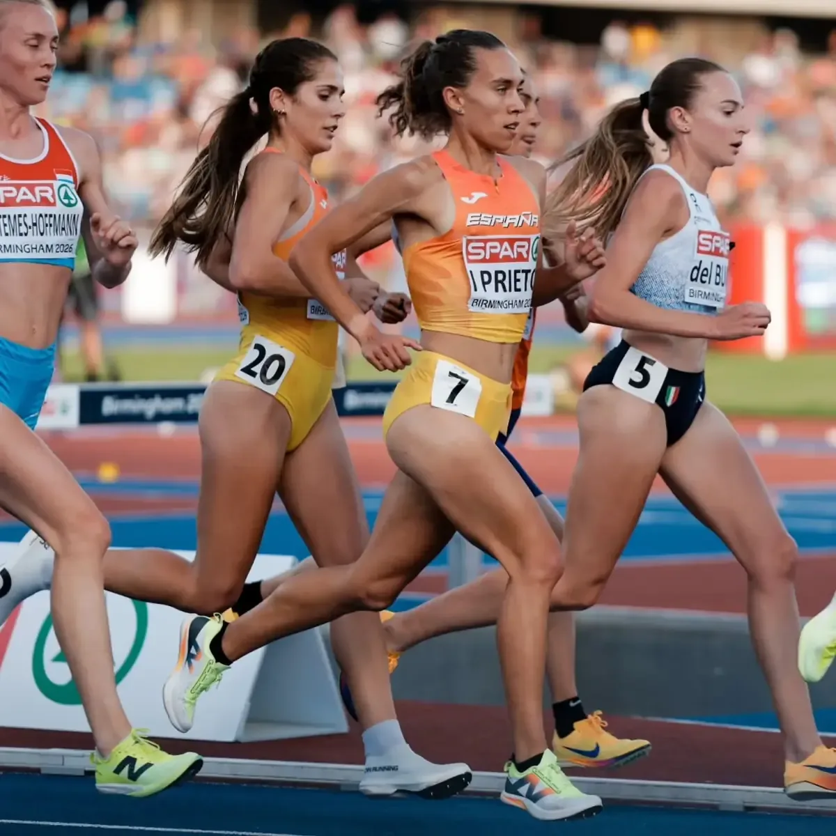 La atleta española destaca en su debut europeo con un sólido rendimiento.